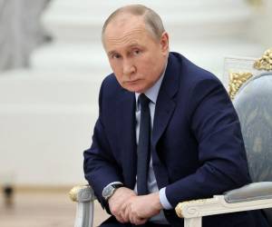 El presidente ruso Vladimir Putin observa mientras celebra una reunión de la junta supervisora de la plataforma Rusia - Tierra de Oportunidades en el Salón de Catalina del Kremlin en Moscú el 20 de abril de 2022.