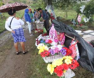 Cientos de capitalinos aprovechan los primeros días de noviembre para visitar a sus familiares muertos y honrar sus memorias limpiando, adornando sus tumbas con flores y coronas.