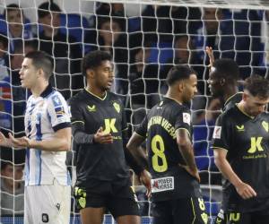 El delantero hondureño fue felicitado por sus compañeros luego de conseguir la falta penal.