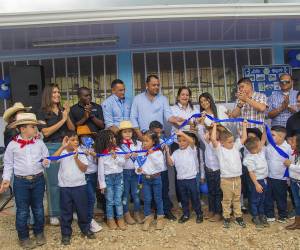 Autoridades de Fundación Ficohsa y líderes comunitarios participaron en la inauguración del Centro Educativo #148 en la aldea de Conquire, San Esteban, Olancho.