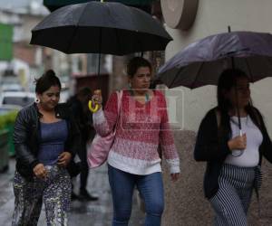Se mantendrá la vaguada en superficie, junto con la convergencia de viento y humedad provenientes del mar Caribe y del océano Pacífico, lo que estará produciendo lluvias y chubascos débiles a moderados, de manera dispersa.
