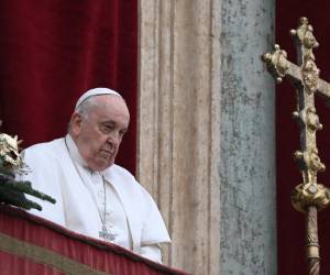 El Papa Francisco se encuentra en el balcón de la basílica de San Pedro para entregar la bendición navideña Urbi et Orbi en la Plaza de San Pedro en el Vaticano el 25 de diciembre de 2023.