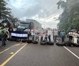 Con varios mensajes en pancartas y llantas para bloquear el paso en la carretera CA-5, los dueños de restaurantes siguen manifestándose en contra de la demolición de muelles.