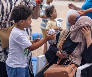 Cerca de 600 vehículos han cruzado hacia Marruecos en las primeras horas, mientras las autoridades mantienen controles para evitar nuevas aglomeraciones.