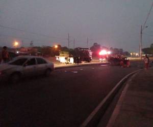 En el fatal accidente participaron dos vehículos, un pick up y un camión que transportaba materiales, según informó el Cuerpo de Bomberos.