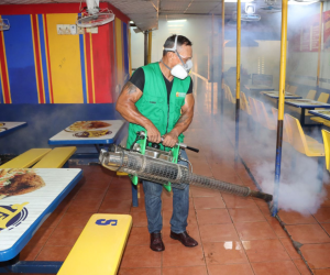 Inicialmente se está realizando este metodo de limpieza en los centros de comidas de los mercados municipales.