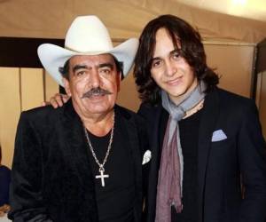 Julián Figueroa junto a su padre, José Manuel Figueroa, mejor conocido como Joan Sebastian.