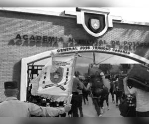 Los aspirantes cargaron pesadas maletas el mismo día en el que ingresaron por primera vez a la Anapo.