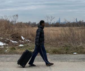 Varios solicitantes de asilo de América Latina, África, China o Rusia, enviados a la base de Floyd Bennett Field por falta de alojamientos en la ciudad.