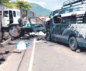 El camión y el microbús quedaron destruidos debido al fuerte impacto donde perdieron la vida seis personas y al menos diez resultaron heridas y trasladadas a centros asistenciales.
