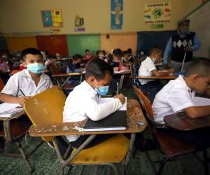 El argumento de la Secretaría de Educación es que los estudiantes tienen que estar en las aulas porque ahí están más seguros y muchos estudiantes lo único que comen es por la merienda que se entrega, no obstante la merienda no es para todos y no siempre es una garantía.