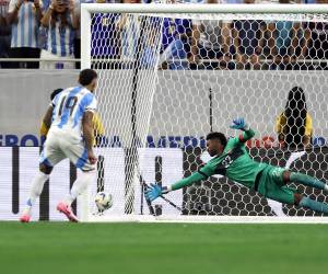 Nicolás Otamendi marcó el penal decisivo en una definición que tuvo como figura al Dibu Martínez.