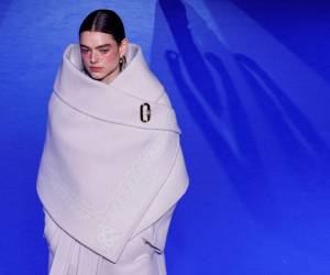 Promotor de la moda callejera en las pasarelas, el diseñador francomarroquí Charaf Tajer presentó un espectacular desfile en el Circo de Invierno de París, al ritmo de la cantante Bjork, música disco y una ingeniosa coreografía.