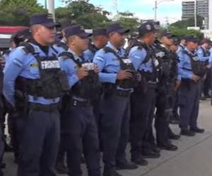 Los uniformados ya se encuentran a inmediaciones de la Universidad Nacional Autónoma de Honduras (UNAH) previo al inicio de la “Gran Marcha por Honduras”.