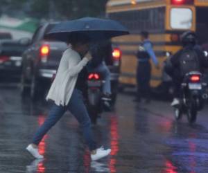 Las calles de la capital se inundaron este miércoles debido a las lluvias provocadas por el paso de una onda tropical.