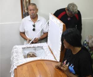 En una ceremonia íntima, una docena de personas despidieron este lunes a Rosa Elena González, de 80 años, residente del estado La Guaira, cercano a Caracas, y una de los civiles fallecidos durante los ataques de fuerzas estadounidenses en el país suramericano, en el cual fueron capturados el presidente Nicolás Maduro y su esposa, Cilia Flores.