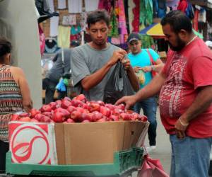 Las personas compran todos los productos de la temporada con el fin de realizar los platillos. Además de la ropa y calzado, ya que se tiene un ingreso extra con el pago del aguinaldo.