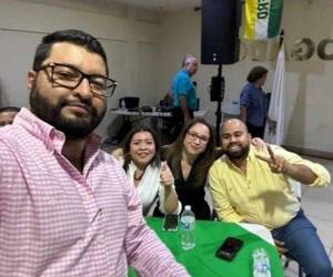 Vallecillo está acompañado por Rafael Sarmiento, Desiré Flores Dubón y Karla Escalante en la polémica imagen.