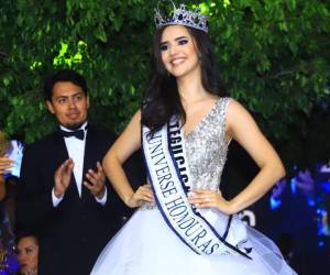 Zuheilyn Clemente posando con su corona de Miss Honduras Universo.