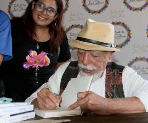 El poeta salvadoreño Alfonso Kijadurías presentó su antología en el marco del Festival de Los Confines, y que es parte del homenaje realizado a su trayectoria.