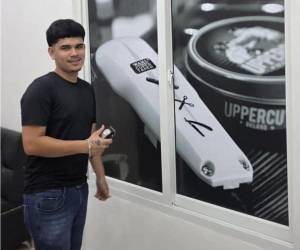 La noche del martes, varios sujetos armados llegaron hasta una barbería en el centro de Tocoa, Colón, donde atacaron a balazos a su propietario, Joel Fúnez Mejía, quitándole la vida dentro de su propio negocio. Aquí los detalles del crimen: