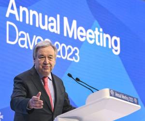 Dirigiéndose a una sala repleta de la élite empresarial y política reunida en el Foro Económico Mundial (WEF), en Davos, Guterres estableció un paralelismo entre las acciones de las petroleras y las de las tabacaleras.