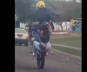 El video ha causado revuelo en redes sociales debido a la peligrosidad del acto.