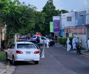 La unidad quedó estacionada entre la acera y la calle.