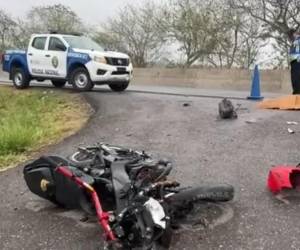 El cuerpo del jovencito quedó a un lado de la carretera a pocos pasos de su motocicleta.