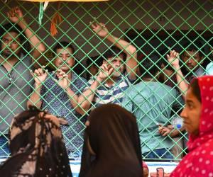 La gente hace cola en un colegio electoral para emitir su voto en las elecciones ‘Panchayat’ de Bengala Occidental celebradas en las afueras de Kolkata el 8 de julio de 2023.