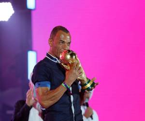 El exjugador de fútbol Cafu de Brasil posa con el trofeo en el escenario durante el día inaugural del FIFA Fan Festival en el parque Al Bidda en Doha el 19 de noviembre de 2022, antes del torneo de fútbol de la Copa Mundial de Qatar 2022.