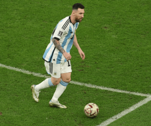 Lionel Messi disputa el balón ante Croacia.