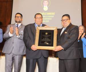 Momento en que el presidente del Colegio de Periodistas de Honduras entregó el reconocimiento a Jesús Vélez.