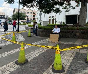 Contreras se plantó frente a la alcaldía sampedrana exigiendo al gobierno el pago de transferencias.