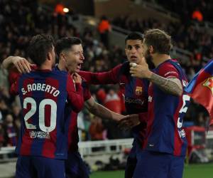 Hat-trick de Lewandowski para darle la victoria al Barcelona ante Valencia.