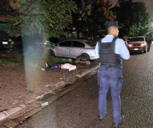 El cuerpo encostalado fue lanzado a simple vista a solo centímetros de la importante vía en la capital.