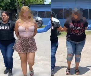 Momento en que las sospechosas fueron trasladadas hasta la capital tras su captura.