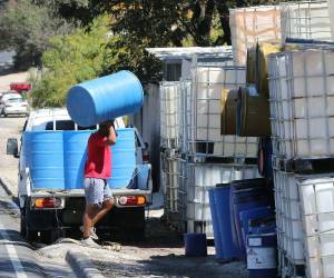 Los comercios que venden los tanques y barriles están llenando sus bodegas para lograr satisfacer la demanda que se genera en la temporada de calor.