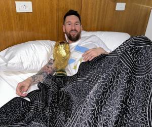 Messi compartió fotografías con la copa del mundo en la cama de la AFA.