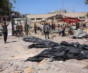 Los palestinos inspeccionan los daños en el lugar de un ataque israelí que afectó a una sala de oración improvisada en el campo de refugiados de al-Shati, al oeste de la ciudad de Gaza, el 13 de julio de 2024.