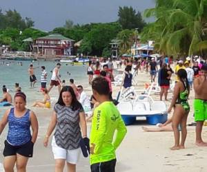 Miles de hondureños utilizan la Semana Santa para disfrutar de una vacaciones en la playa.