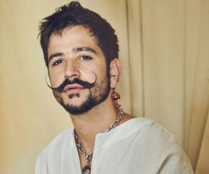 Camilo ha destacado en la industria musical por su estilo romántico y su compromiso con su fe rendida la cristianismo.