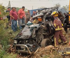 El choque entre una camioneta y un autobús en la carretera CA-5 resultó en el severo daño del vehículo con placas HEB 5534, especialmente en el área del asiento delantero, donde quedó atrapada la conductora.