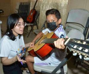 La joven universitaria explica que así como la música salvó su vida, ahora es su turno de salvar de las calles a niños de escasos recursos impartiéndoles clases musicales.