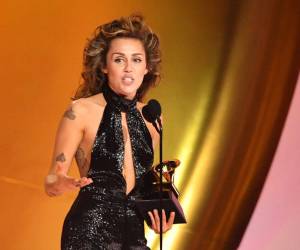 La primera en recibir un Grammy en la 66 entrega de premios de la Academia de la Grabación fue Miley Cyrus tras ganar en la categoría Mejor artista Pop.