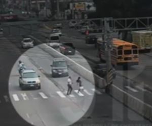 Cámaras del 911 captan a conductor que casi atropella a dos peatones en la capital