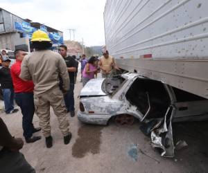 Dos menores de edad y un taxista sobrevivieron de milagro luego que la unidad en la que se conducían fuera impactada por una pesada rastra en la calle principal de la colonia Villa Nueva, en la capital de Honduras.