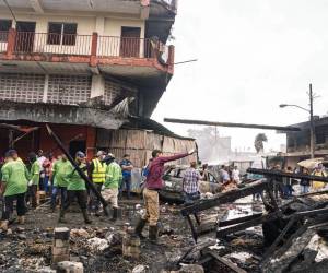 Los equipos de la alcaldía sampedrana y de organismos de socorro realizan los trabajos de limpieza en la zona del incendio del mercado Medina-Concepción.