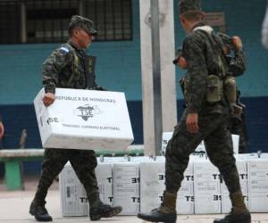 Imagen de archivo de un proceso electoral en Honduras, donde los miembros de las Fuerzas Armadas trasladan material electoral.