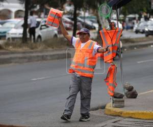El uso de chalecos y bandas reflectivas para motociclistas en Honduras se ha vuelto obligatorio como parte de una reforma a la Ley de Tránsito que busca reducir accidentes.